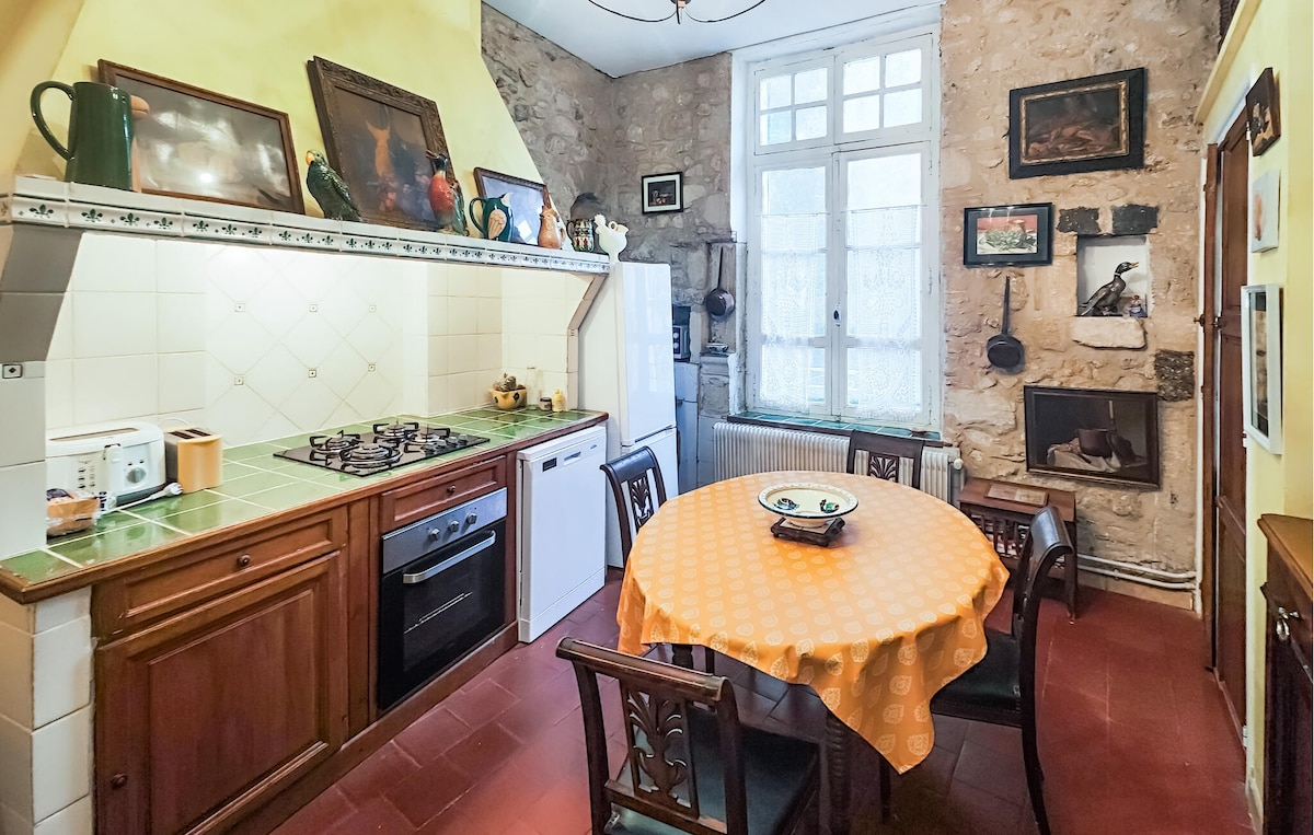 Nice apartment in Béziers with kitchen