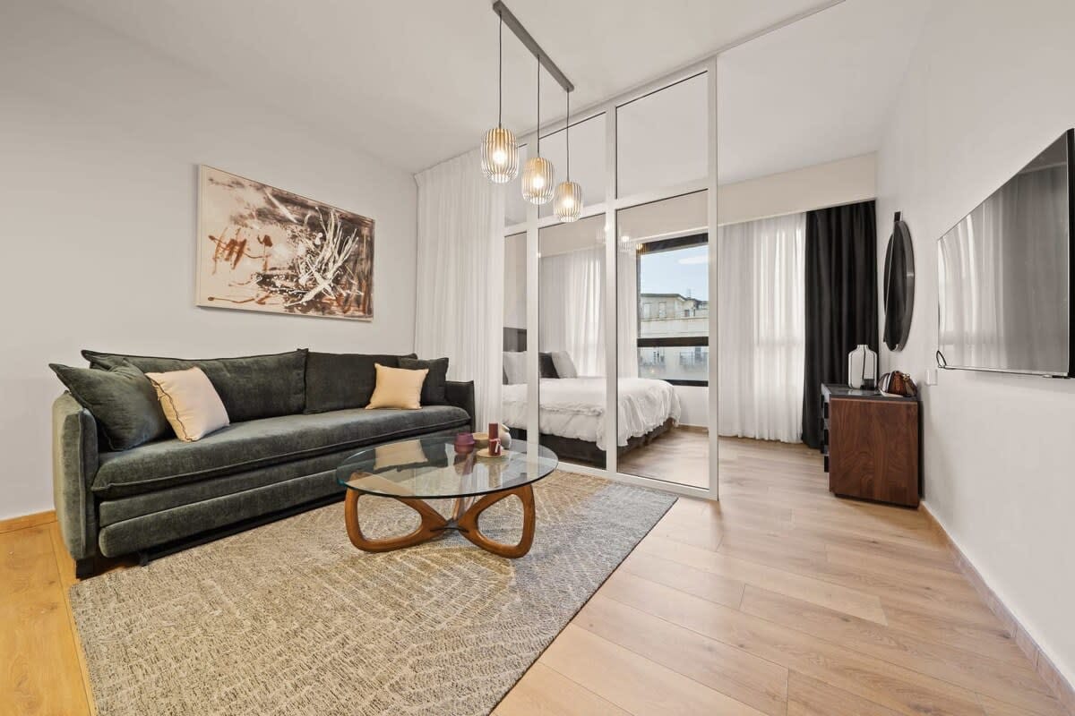 Luxurious 3-Bdr In King David Street with Parking