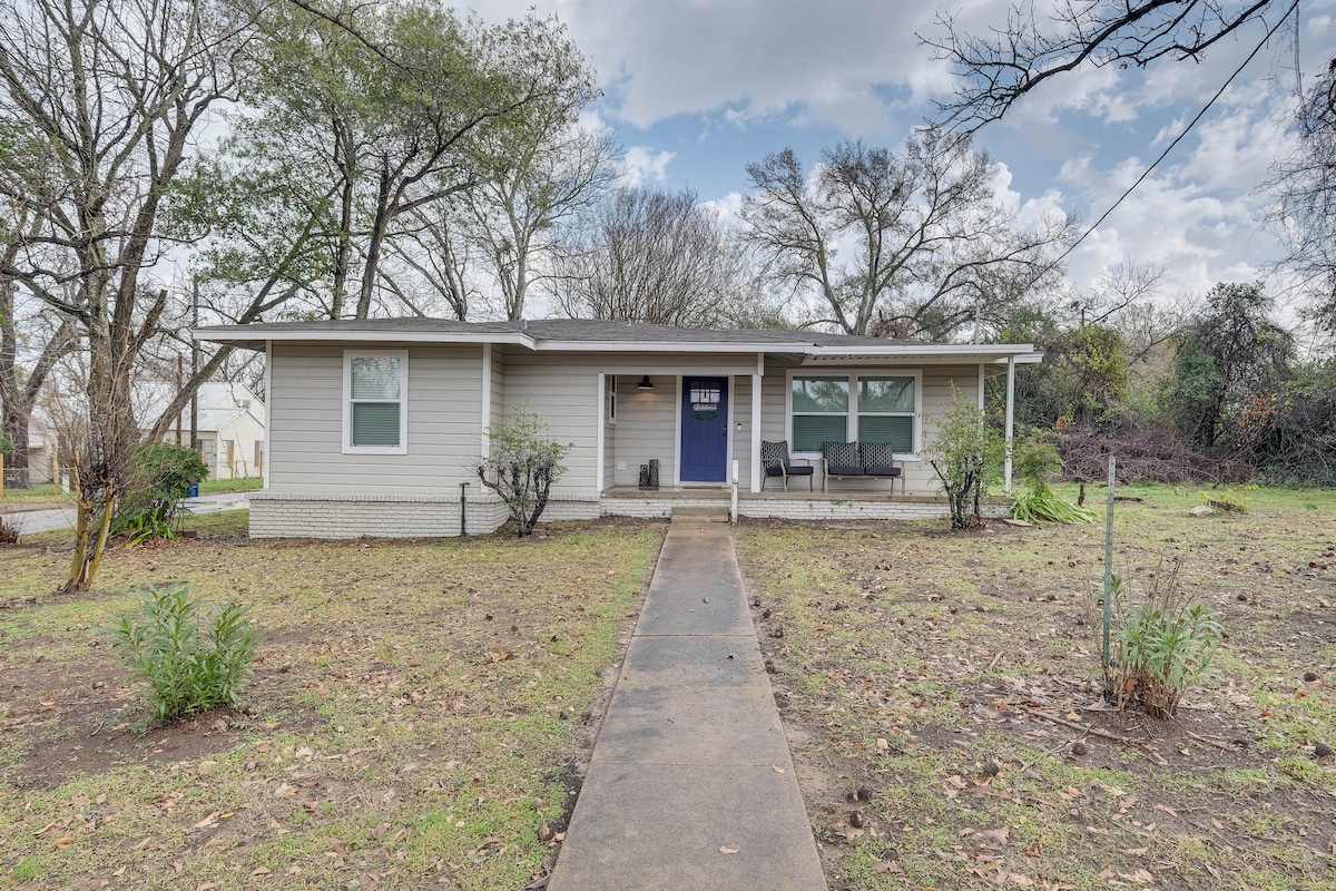 Lovely Brenham Home - Walk to Blinn & Downtown!