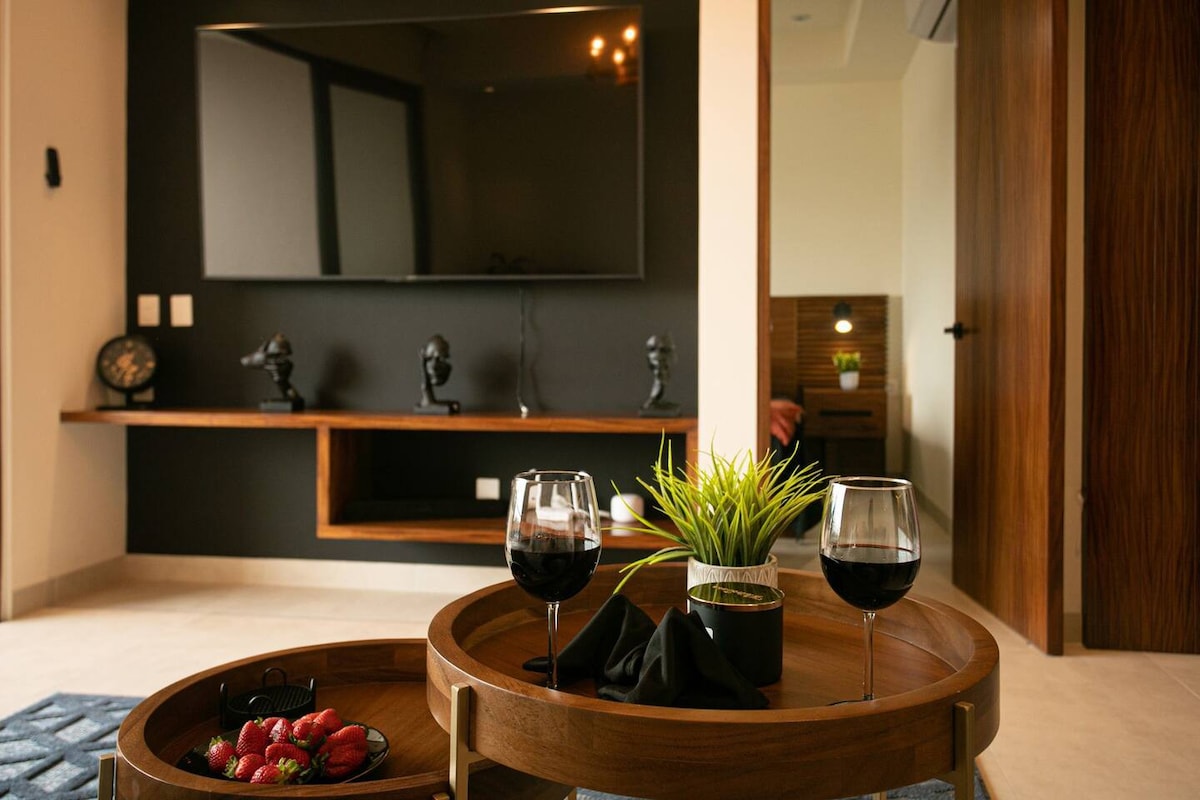 Hidden Park- Luxury  2 Bedroom 2 Bath Villa!