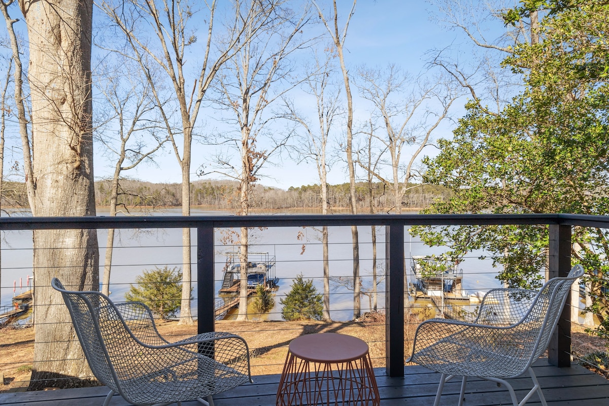 Hartwell Chalet on Lake Hartwell w/ hot tub!