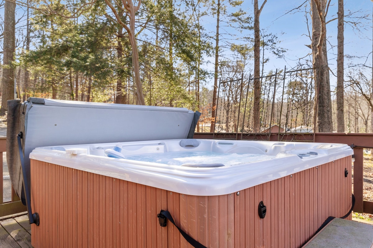 Hartwell Chalet on Lake Hartwell w/ hot tub!