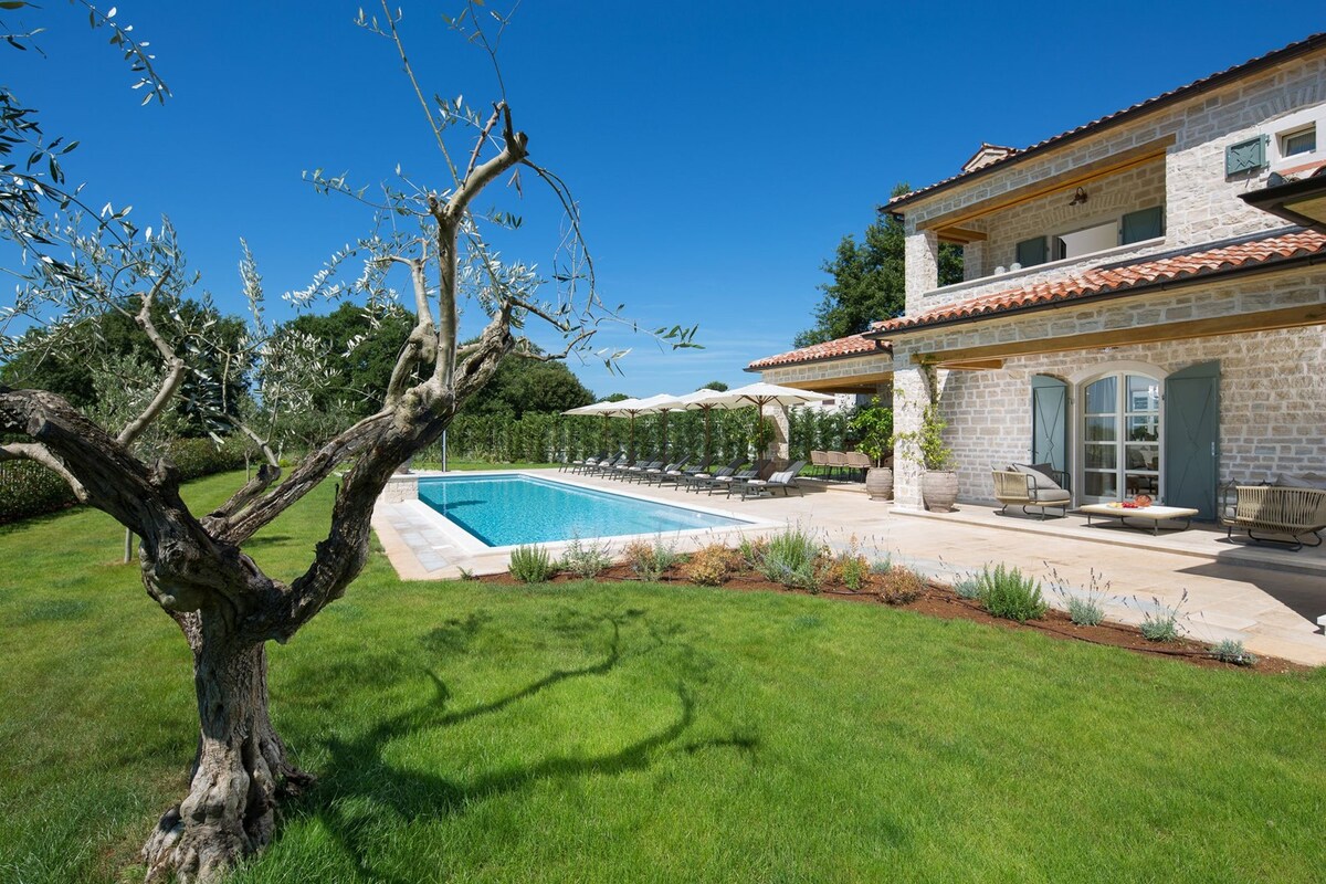 An exclusive country villa nevia for 10 people wit