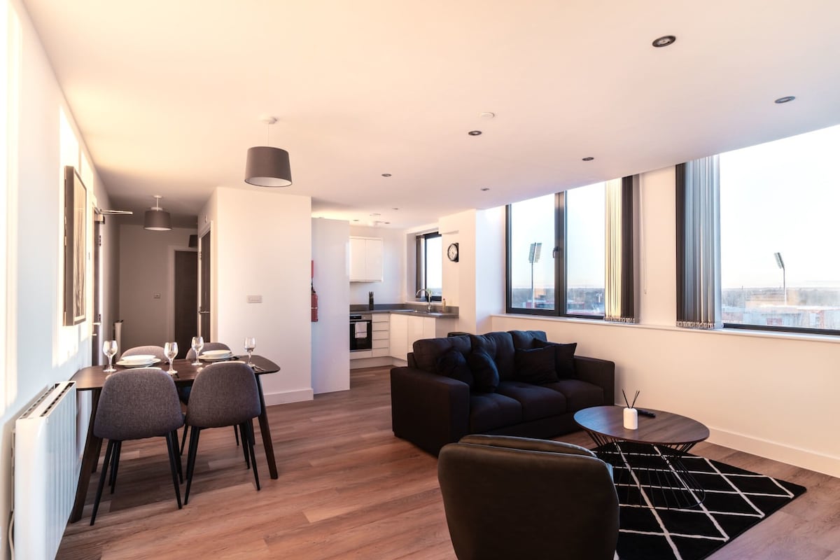 Modern 2 Bed Apartment with Views by Old Trafford