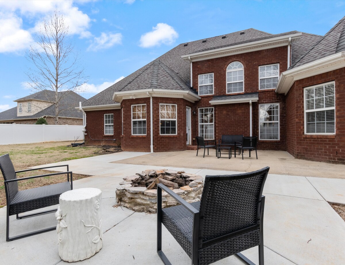 Majestic Murfreesboro Manor | Pet Friendly!