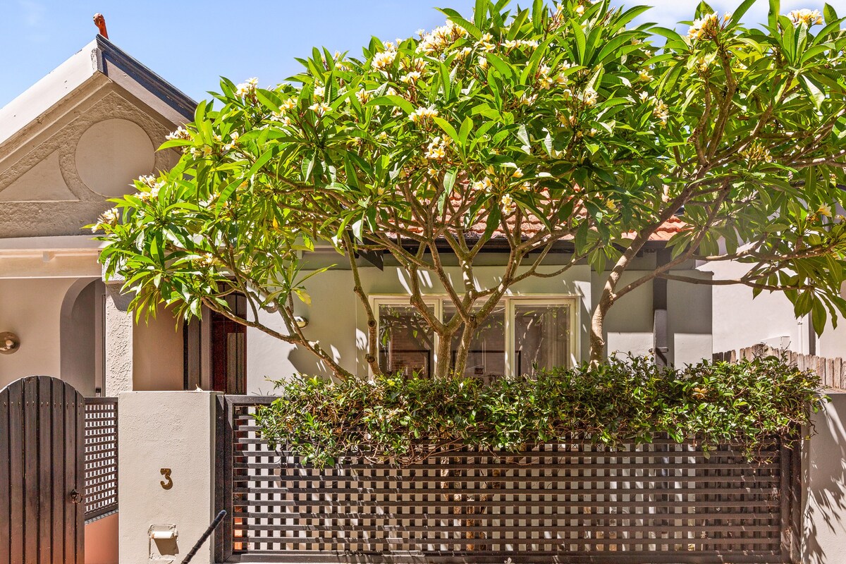 Perfectly Located Semi 3-Bed House in Bondi
