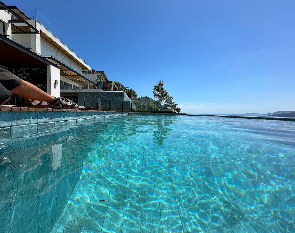 Casa moderna, vista maravilhosa, piscina e jacuzzi