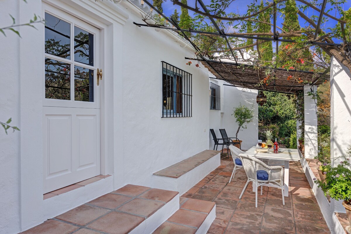 Villa Orchard: Charming Private Pool, Views, 2adlt