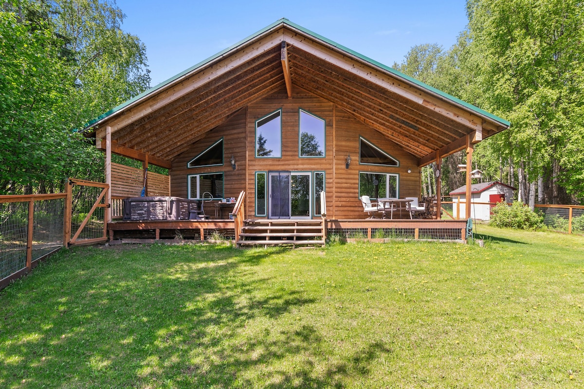 Wasilla 'Spruce Moose' Cabin: Lakefront + Hot Tub!