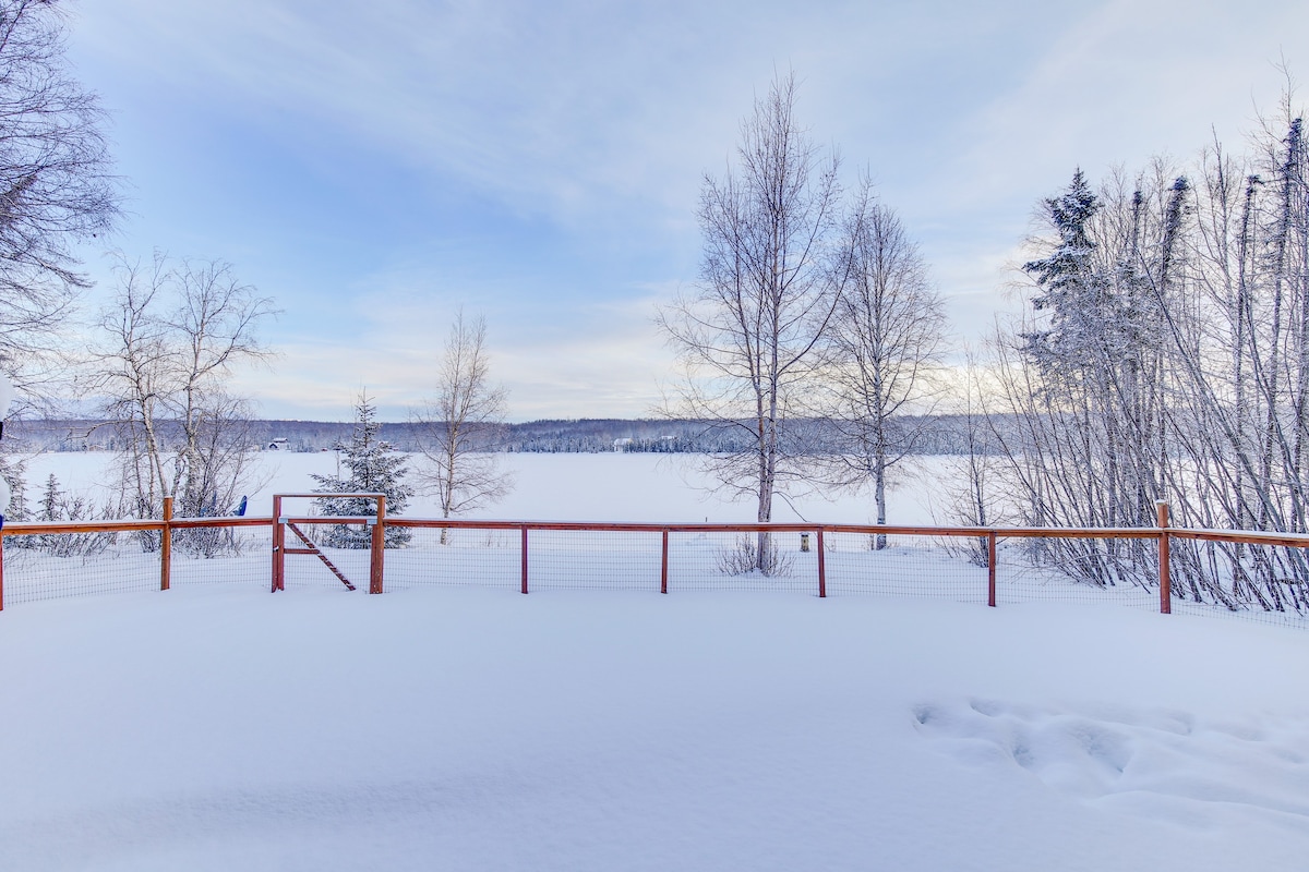 Wasilla 'Spruce Moose' Cabin: Lakefront + Hot Tub!