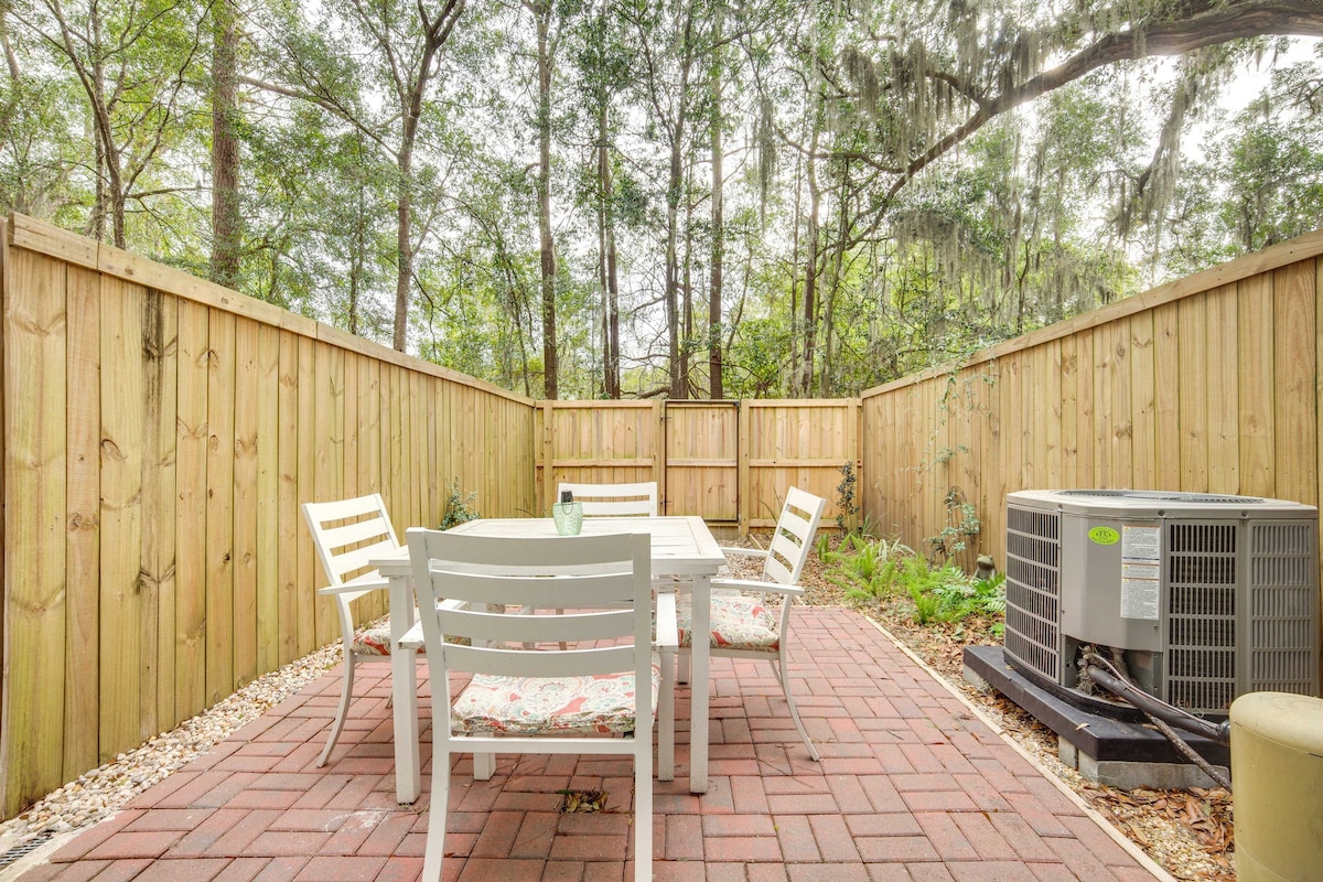 Beaufort Townhome w/ Patio, 3 Mi to Downtown!