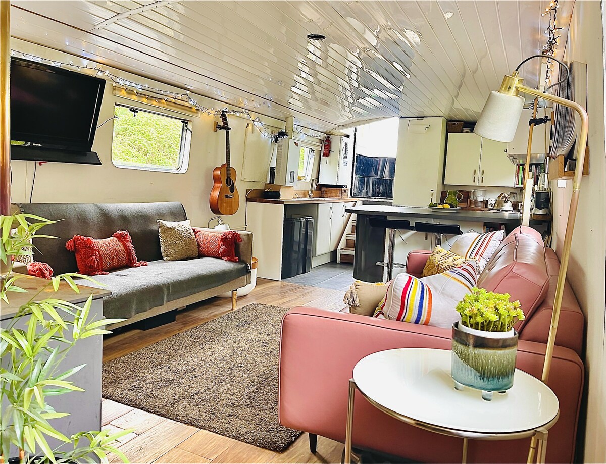 Boutique Boat Stays Contemporary Barge