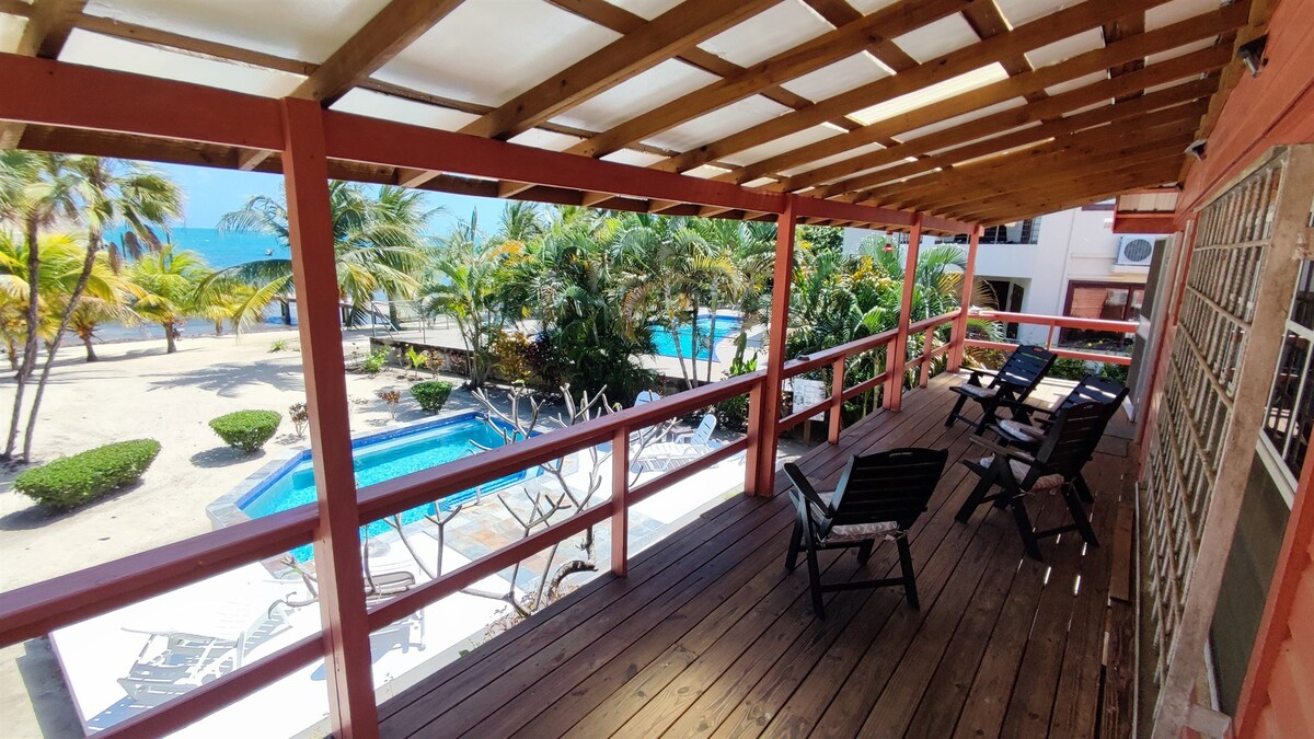 Sunny Bungalow, 3 Bedroom Oceanfront Pool Retreat