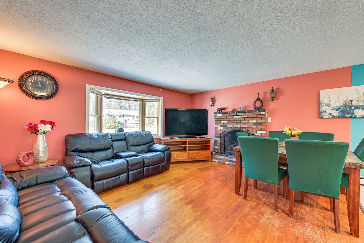 Pet-Friendly Merrimack Home w/ Grill: 8 Mi to Mall