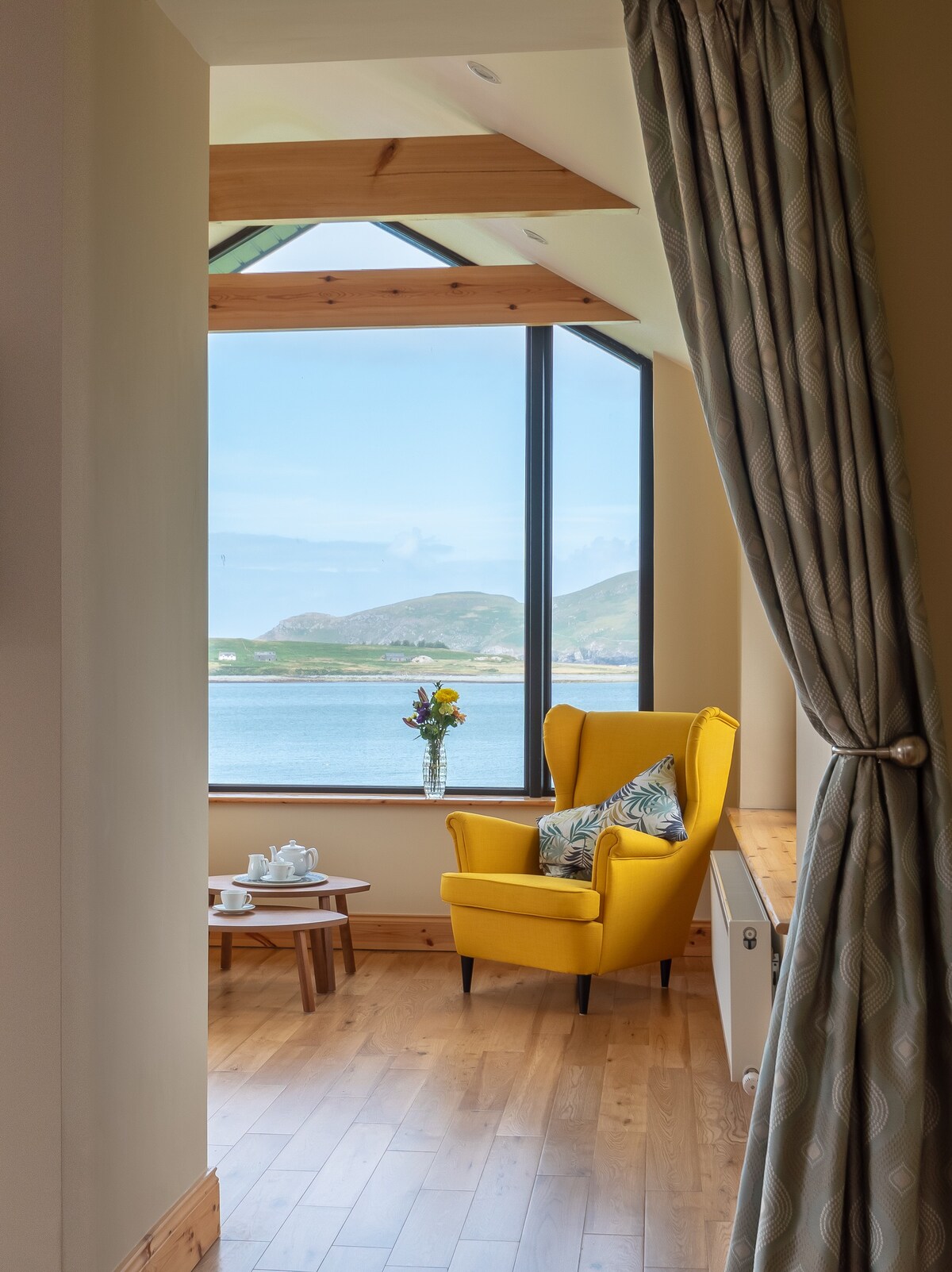 Luxury 4 bedroom holiday home overlooking the sea