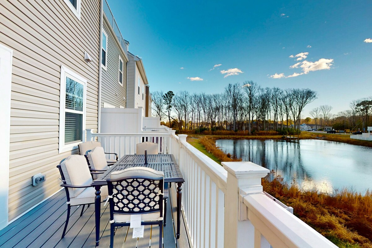 4BR nautical townhome with deck & pool access