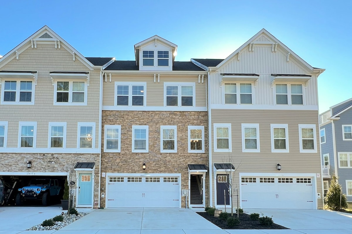 4BR nautical townhome with deck & pool access