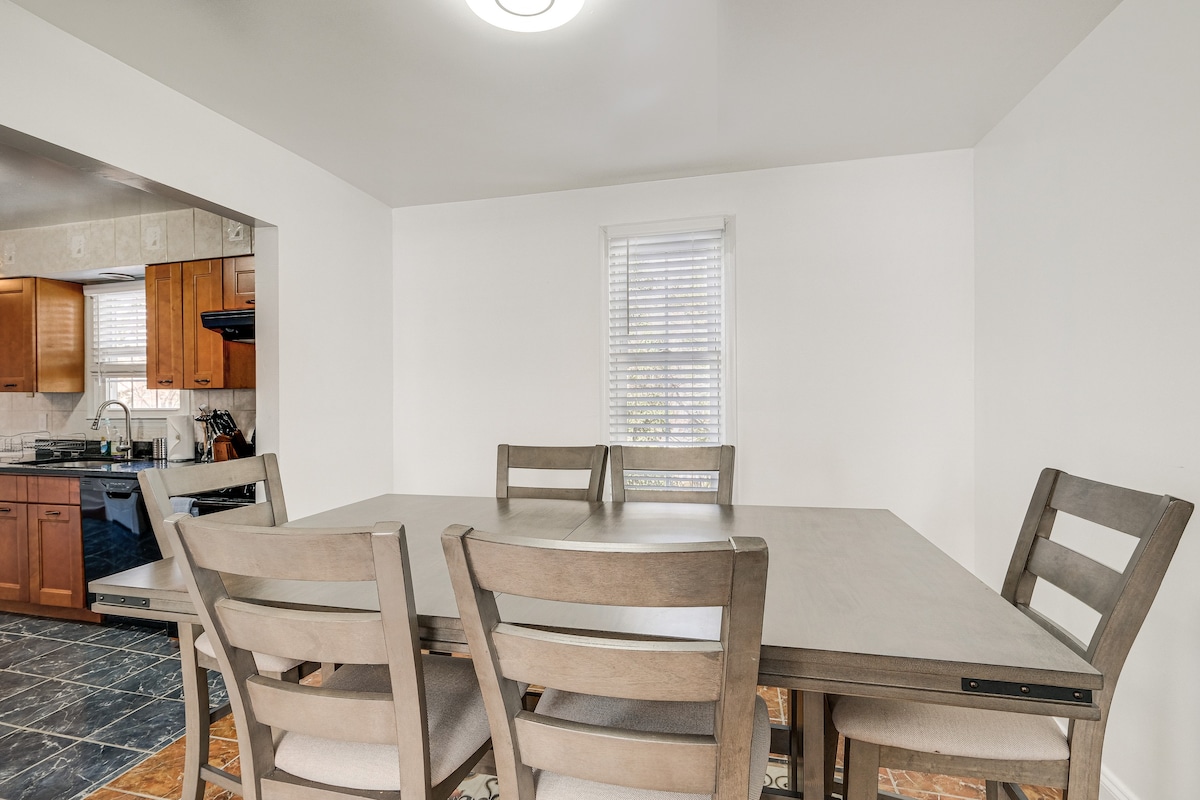 Pet-Friendly Silver Spring Home: 2 Mi to Downtown!
