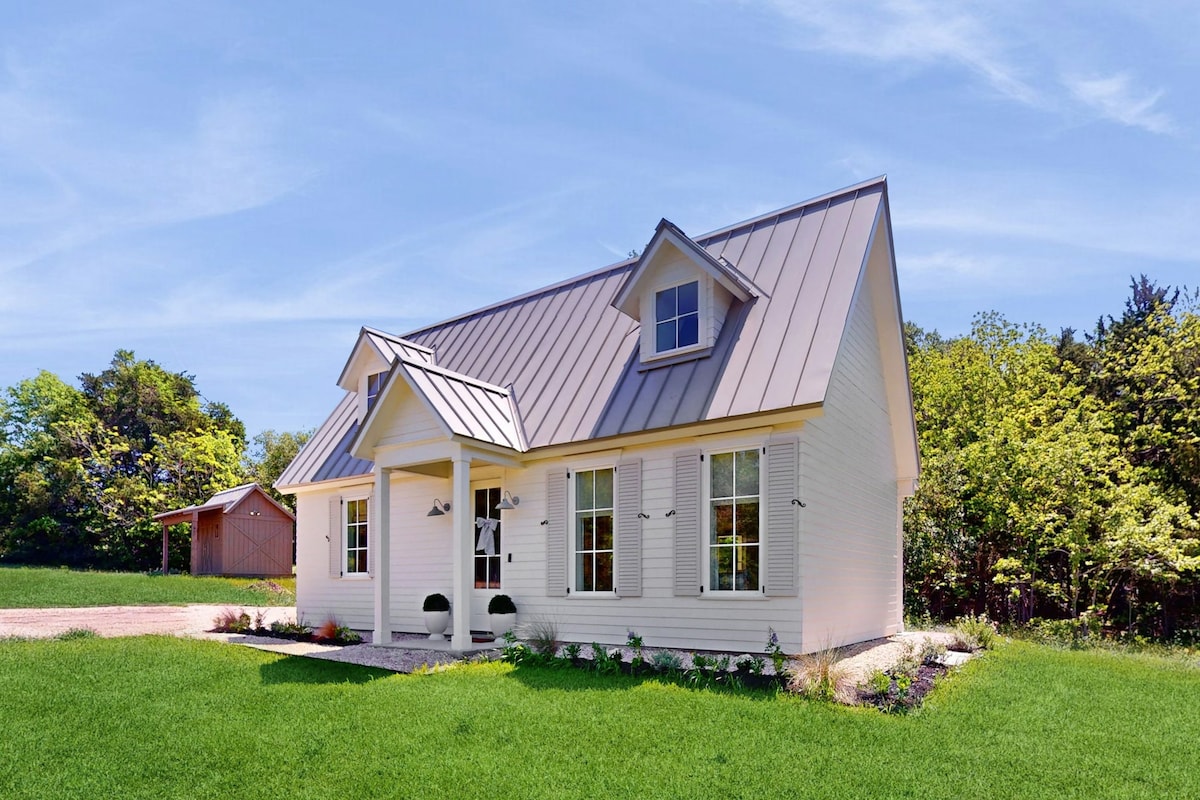 2BR elegant farmhouse cottage with a porch & W/D