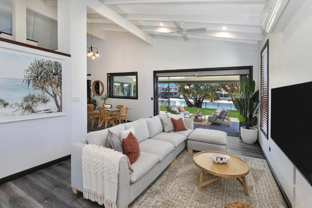 Mooloolaba Waterfront - 4 Bed Modern Pontoon Place