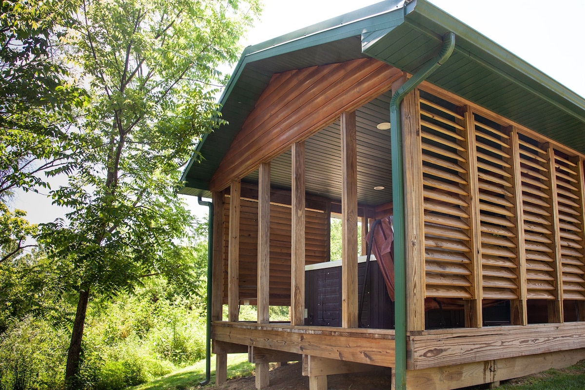 1 BR Hot Tub Cabin- Shawnee National Forest