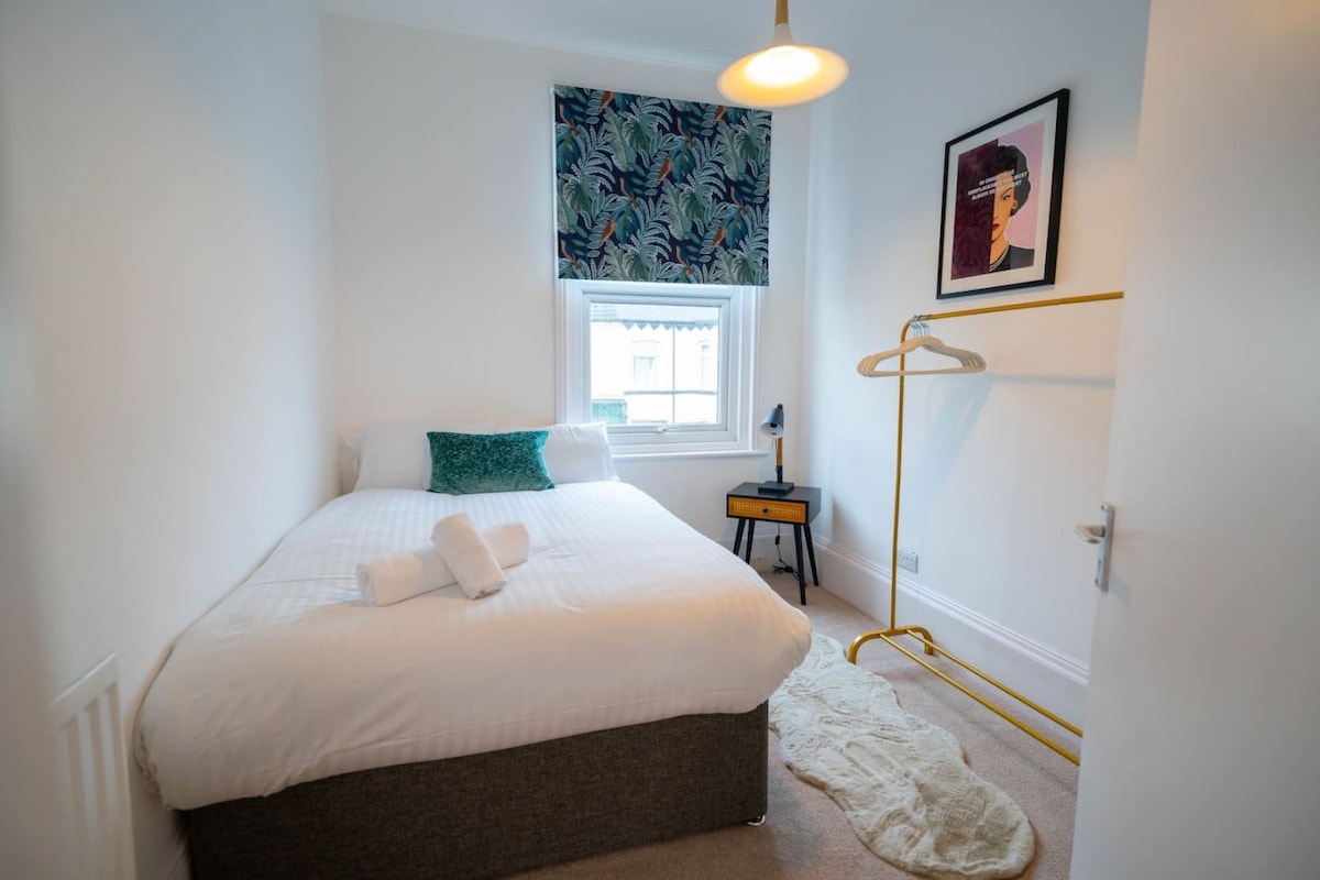 Station Retreat - Sleeps 11 - Free Parking