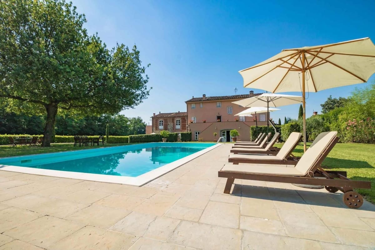 Villa with pool&large garden, Exclusive Vacavilla