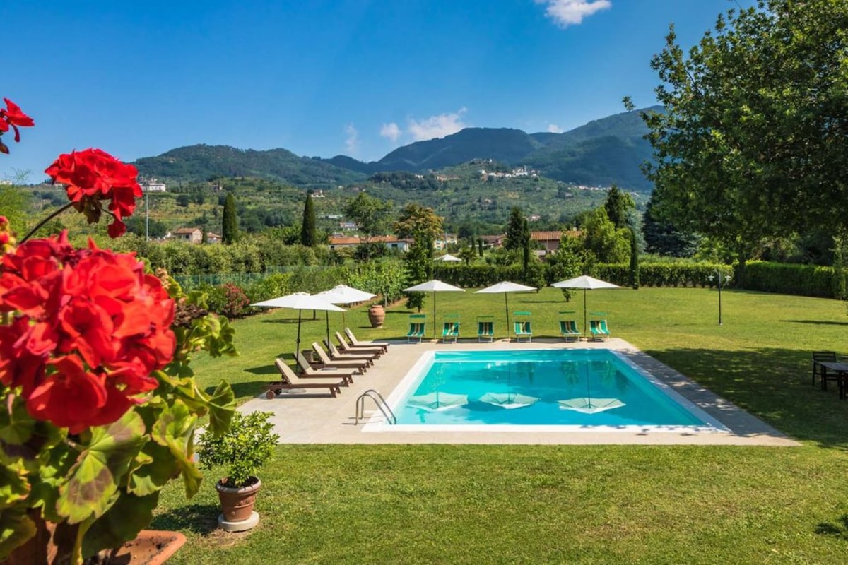 Villa with pool&large garden, Exclusive Vacavilla