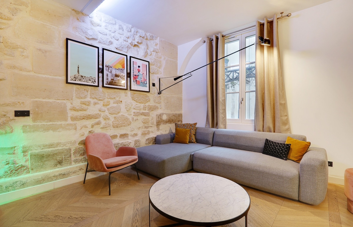 A 2BR/2BA w. Parking & Cinema - Place des Vosges