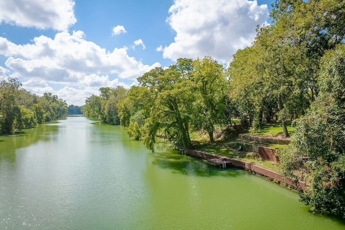 Riverfront 3BR with dock, kayaks & gorgeous views