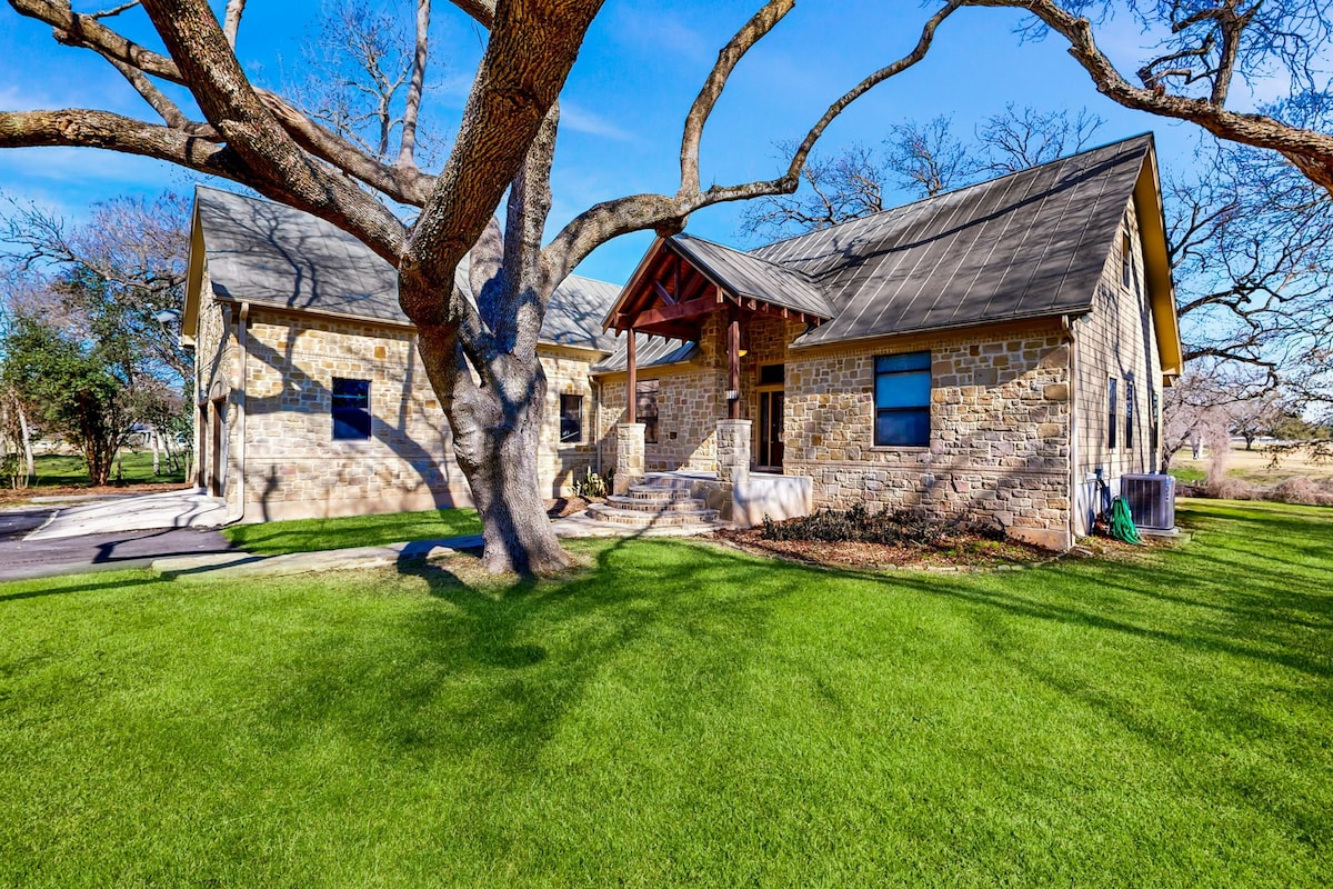 Riverfront 3BR with dock, kayaks & gorgeous views