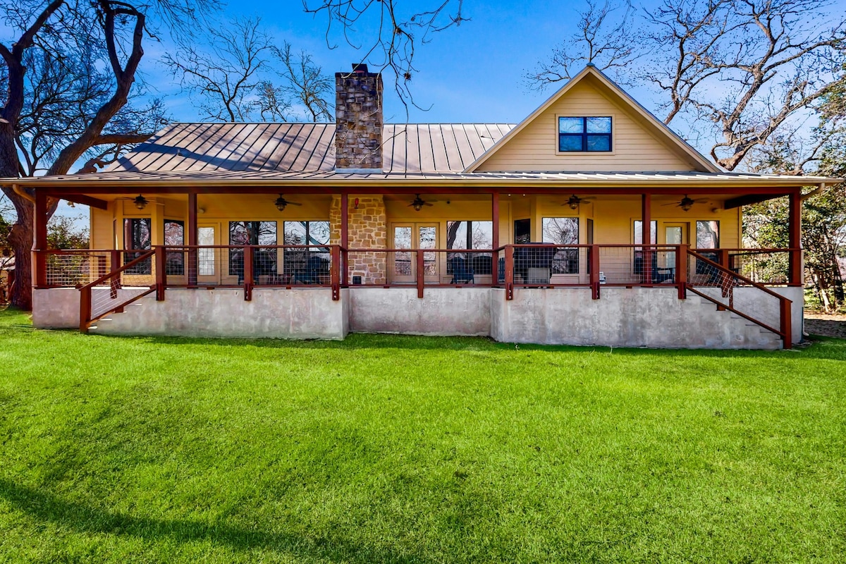 Riverfront 3BR with dock, kayaks & gorgeous views