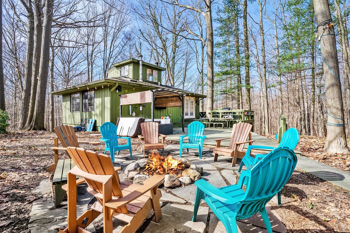 Whispering Pines: Hot Tub, Dog Friendly, Beach