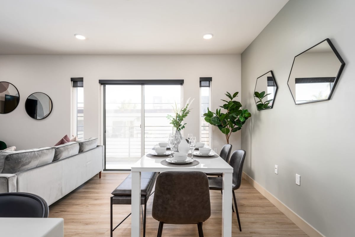 Explore Santa Monica from Lux 3BR + Parking