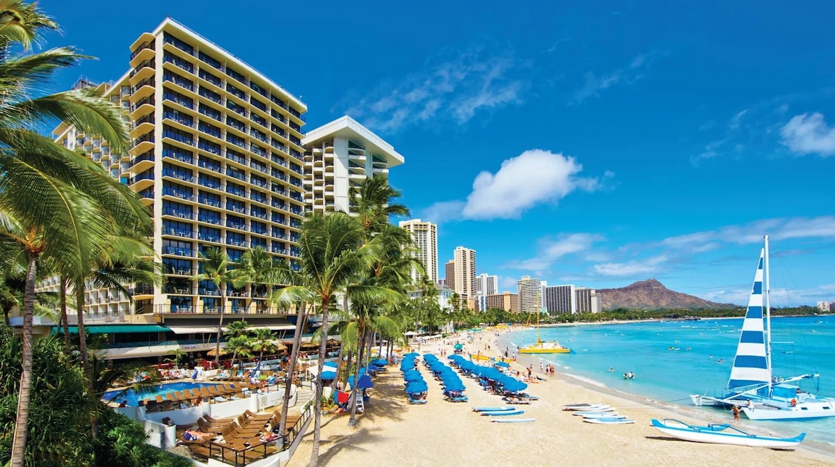 Outrigger Waikiki Beach, 2 Oceanfront Suites, Pool