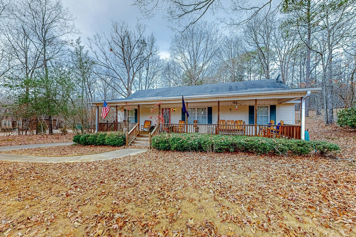 3BR dog-friendly home with custom front porch