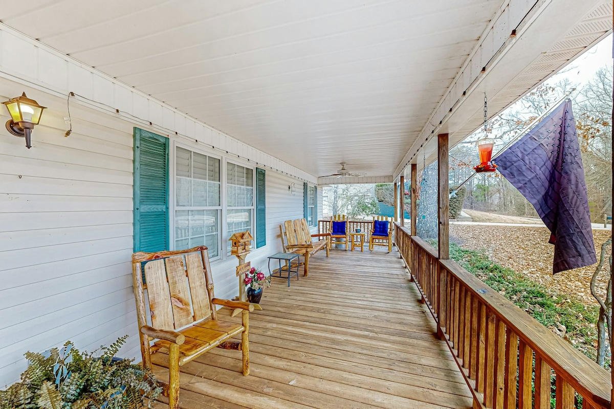 3BR dog-friendly home with custom front porch