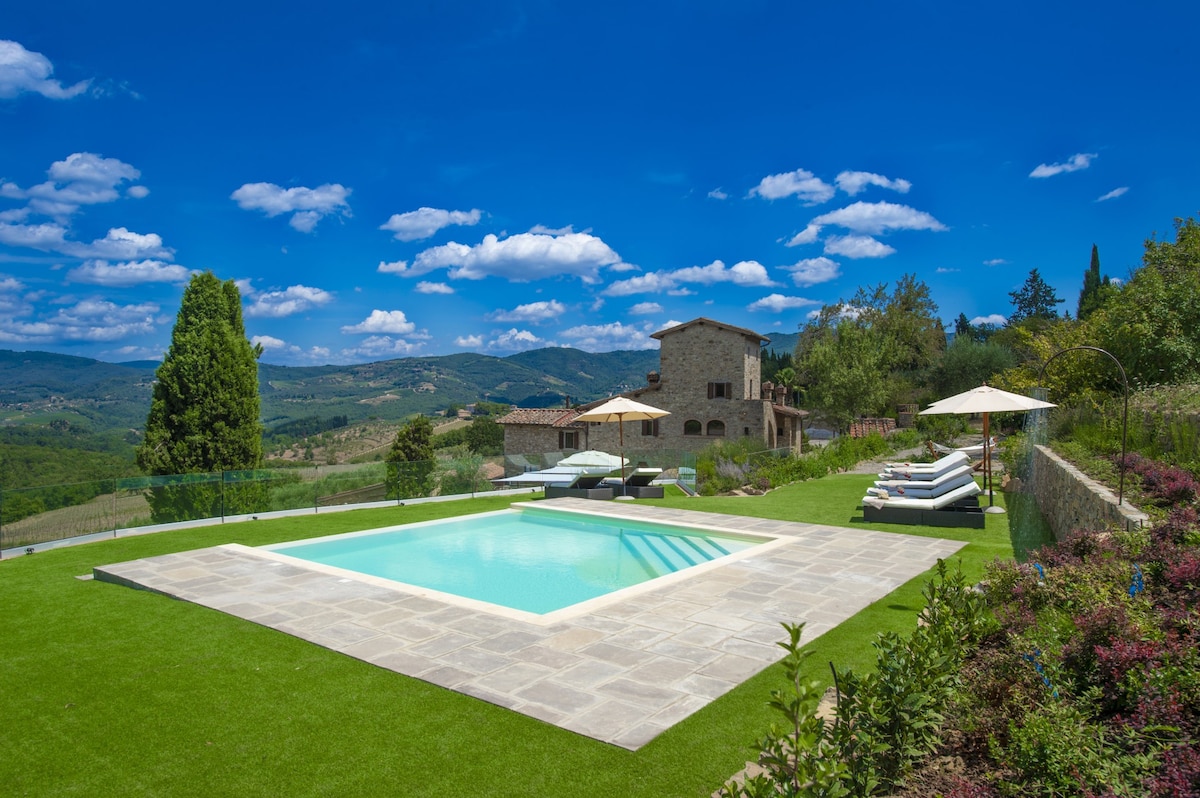 Villa Chianti with panoramic pool on the vineyard