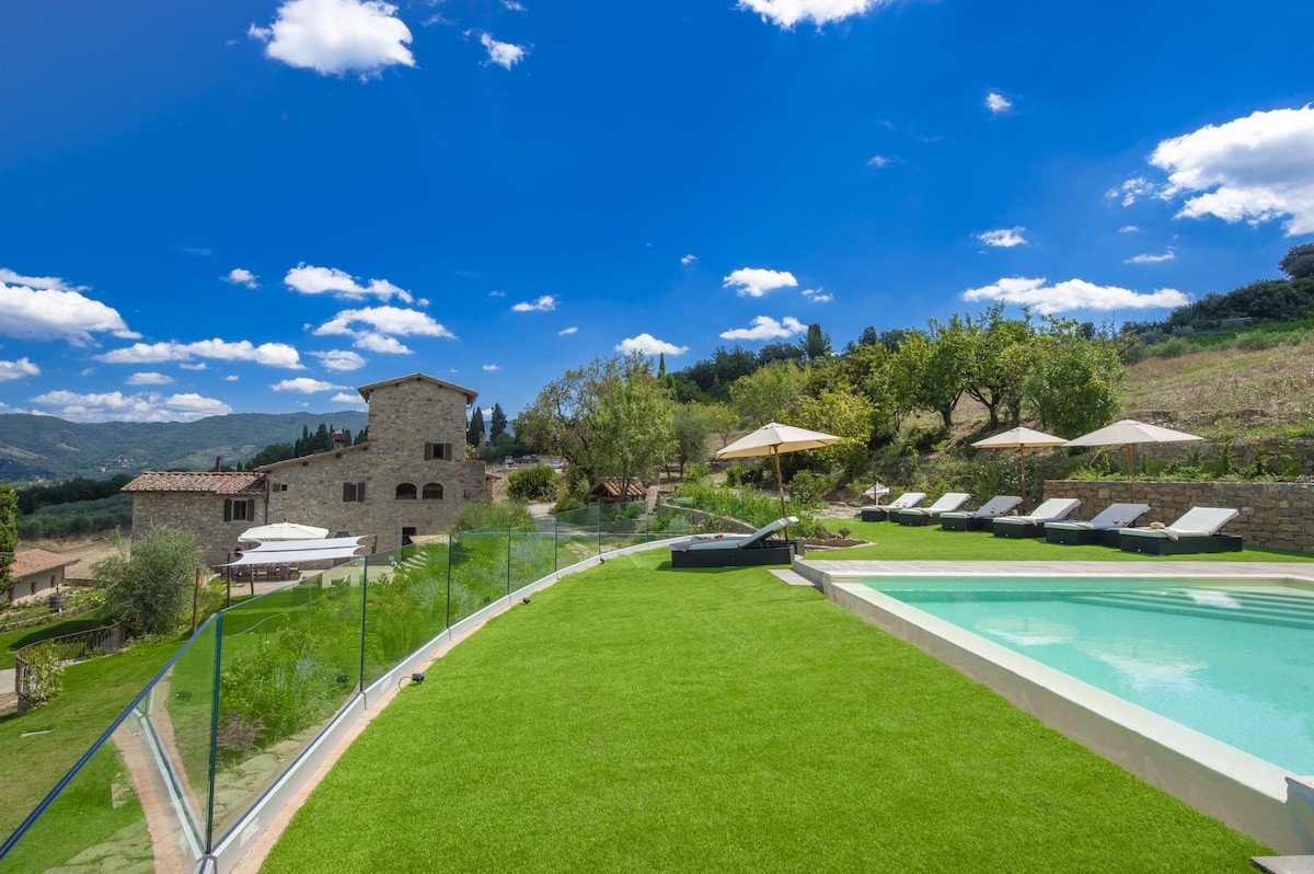 Villa Chianti with panoramic pool on the vineyard