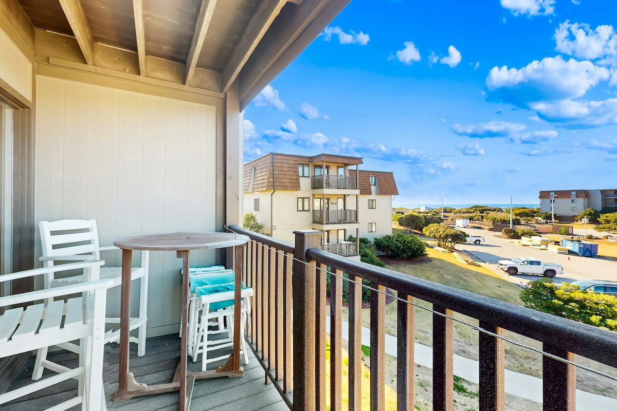 2BR oceanfront condo with pool, grill, & balcony