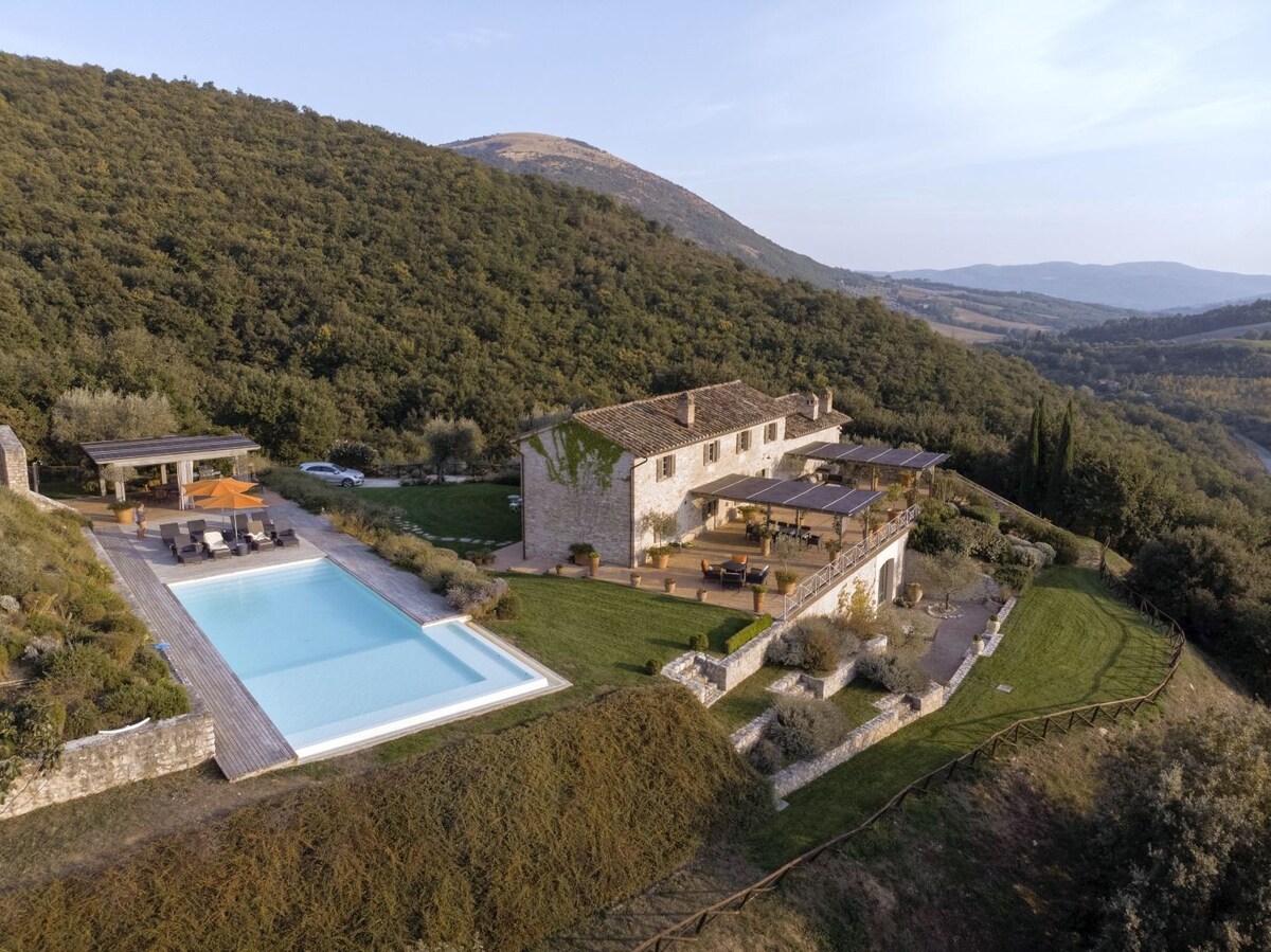 Rustic villa Monticelli with xxl pool in Umbria