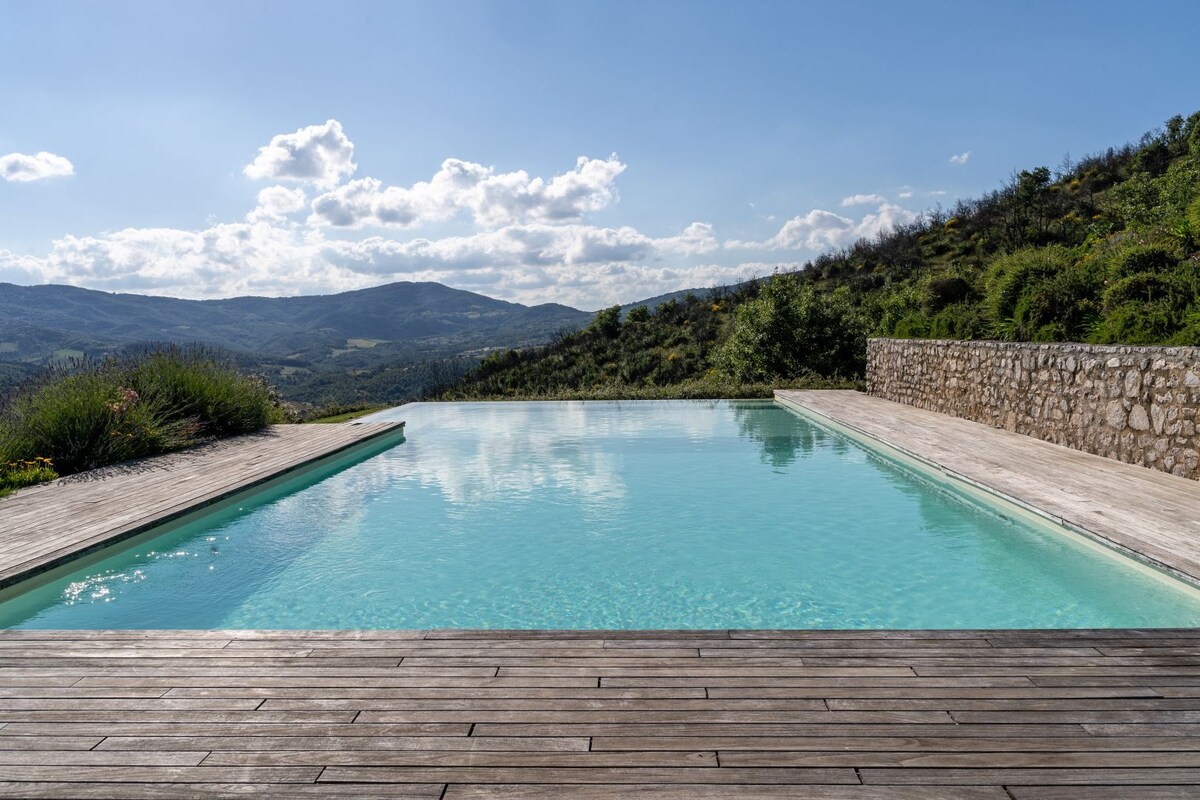 Rustic villa Monticelli with xxl pool in Umbria