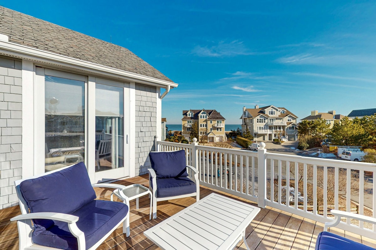 4BR Pelican's Pouch home with deck & beach access