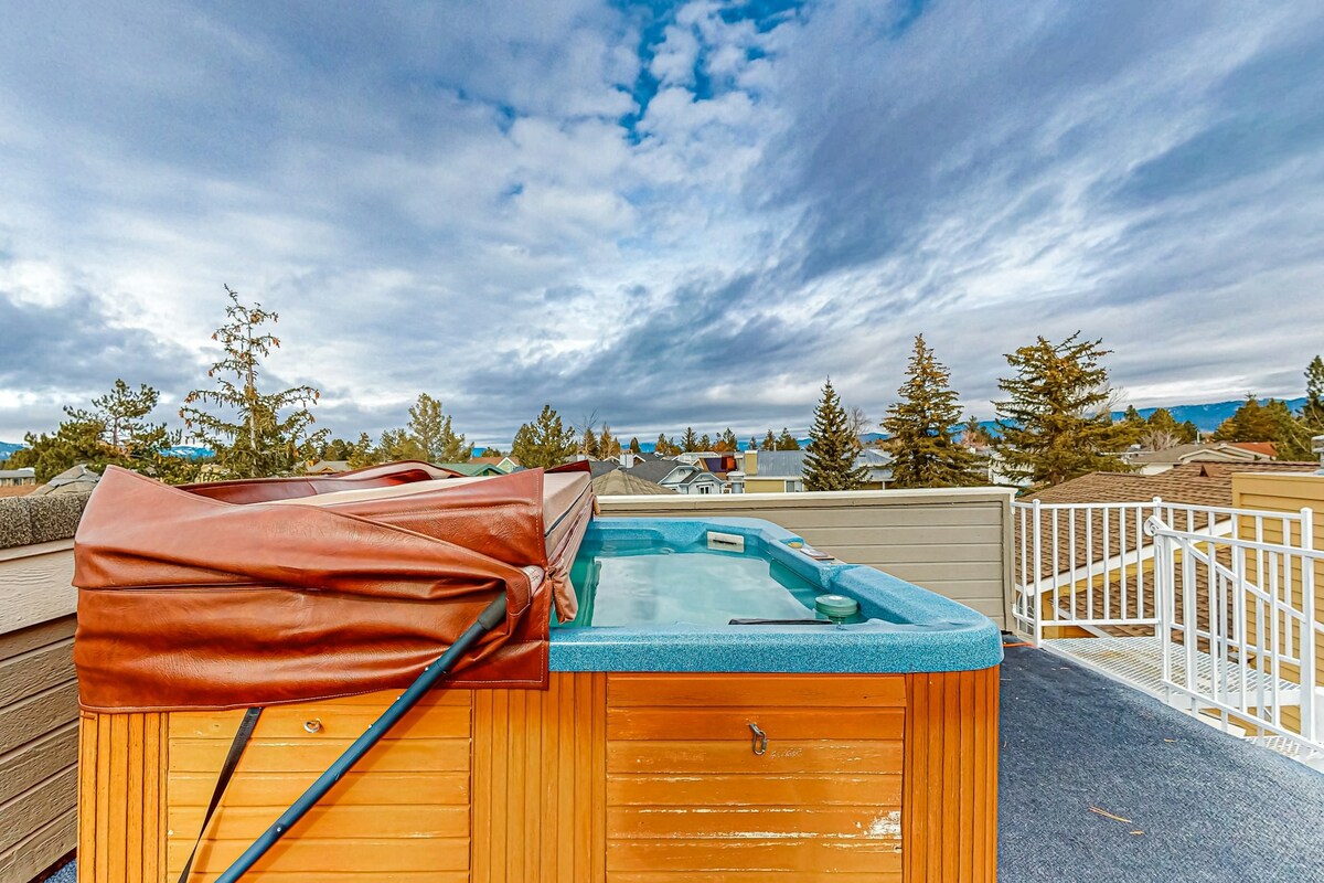 3BR Lake Tahoe home with rooftop hot tub & views