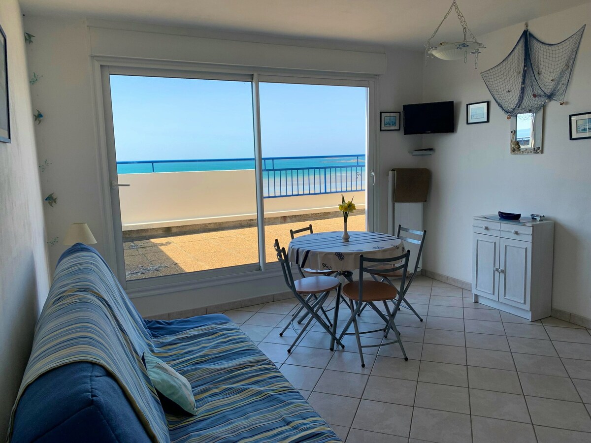 30 m away from the beach! Apartement for 4 ppl.