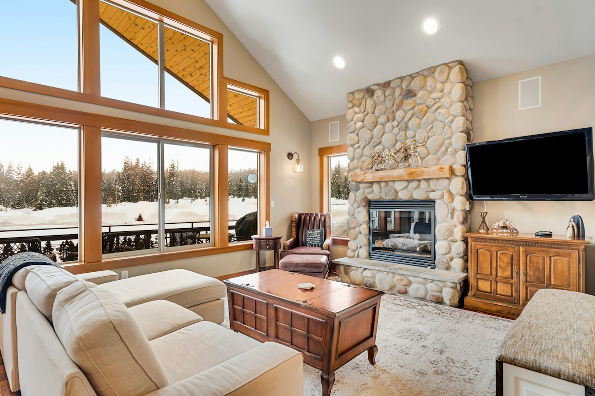 4BR dog-friendly ski chalet with hot tub & firepit