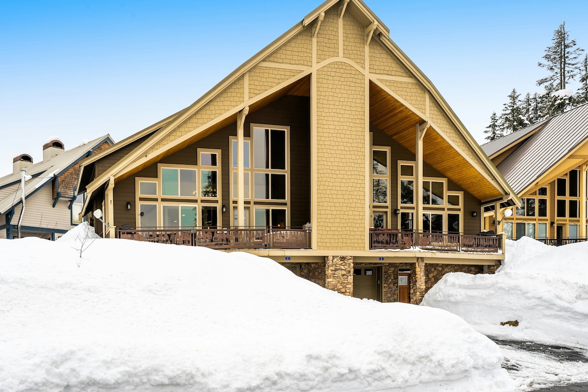 4BR dog-friendly ski chalet with hot tub & firepit