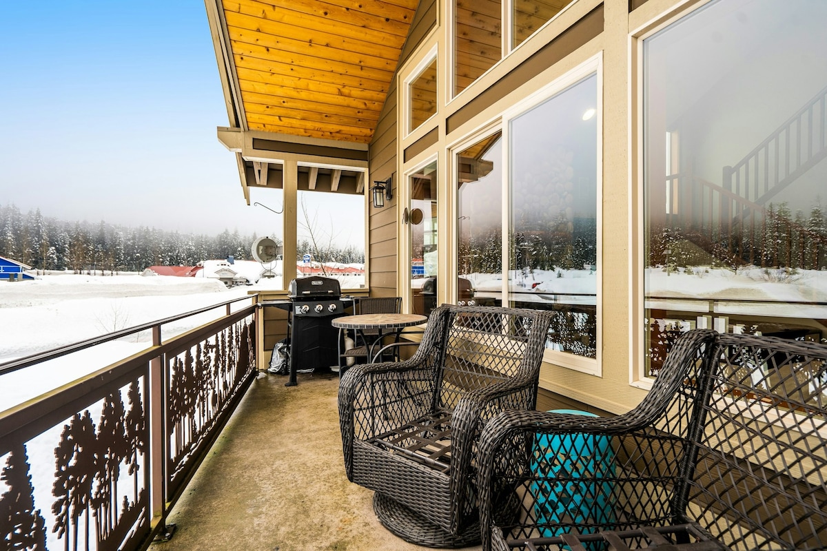 4BR dog-friendly ski chalet with hot tub & firepit