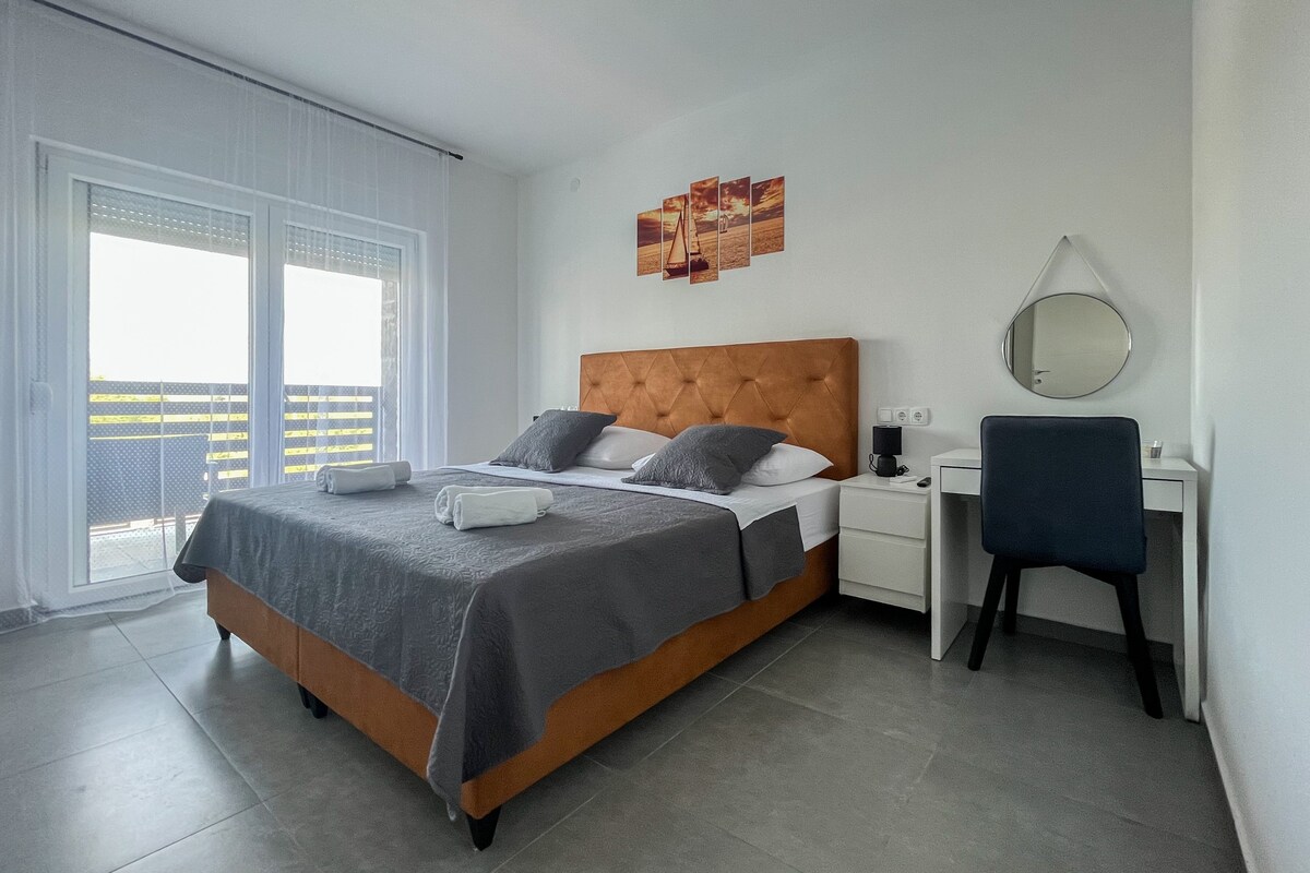 K-22140 Four bedroom house with terrace Zadar