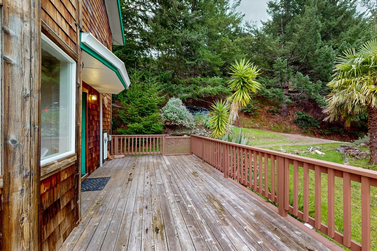 Dog-friendly 2BR with ocean view & amazing deck